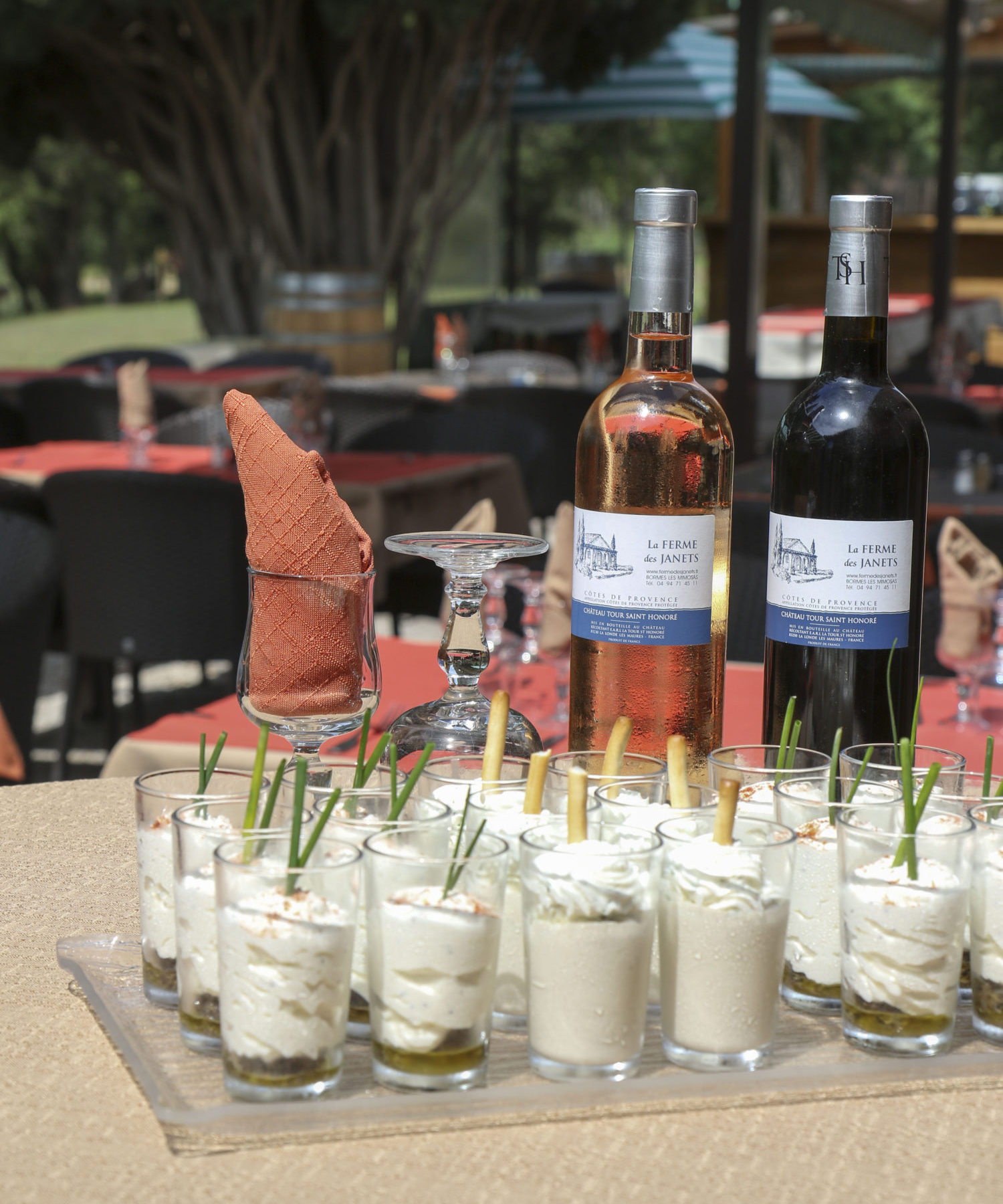 Restaurant à Bormes : Apéritif en verrine et bouteilles de vin de La Ferme des Janets.